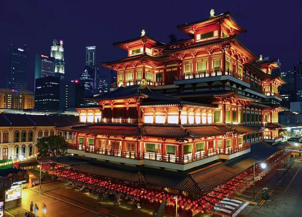A brightly lit tourist destination in Singapore
